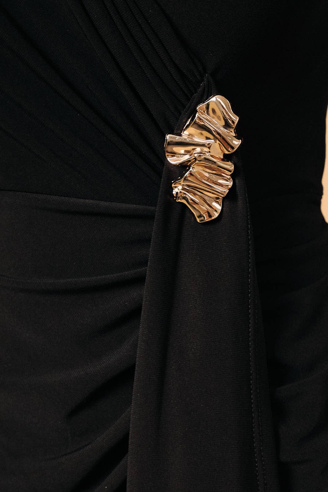 Sunday Edition by LE LIS - V NECK SIDE GATHERED DRAPE MIDI DRESS WITH GOLD EMBELLISH: Black / L
