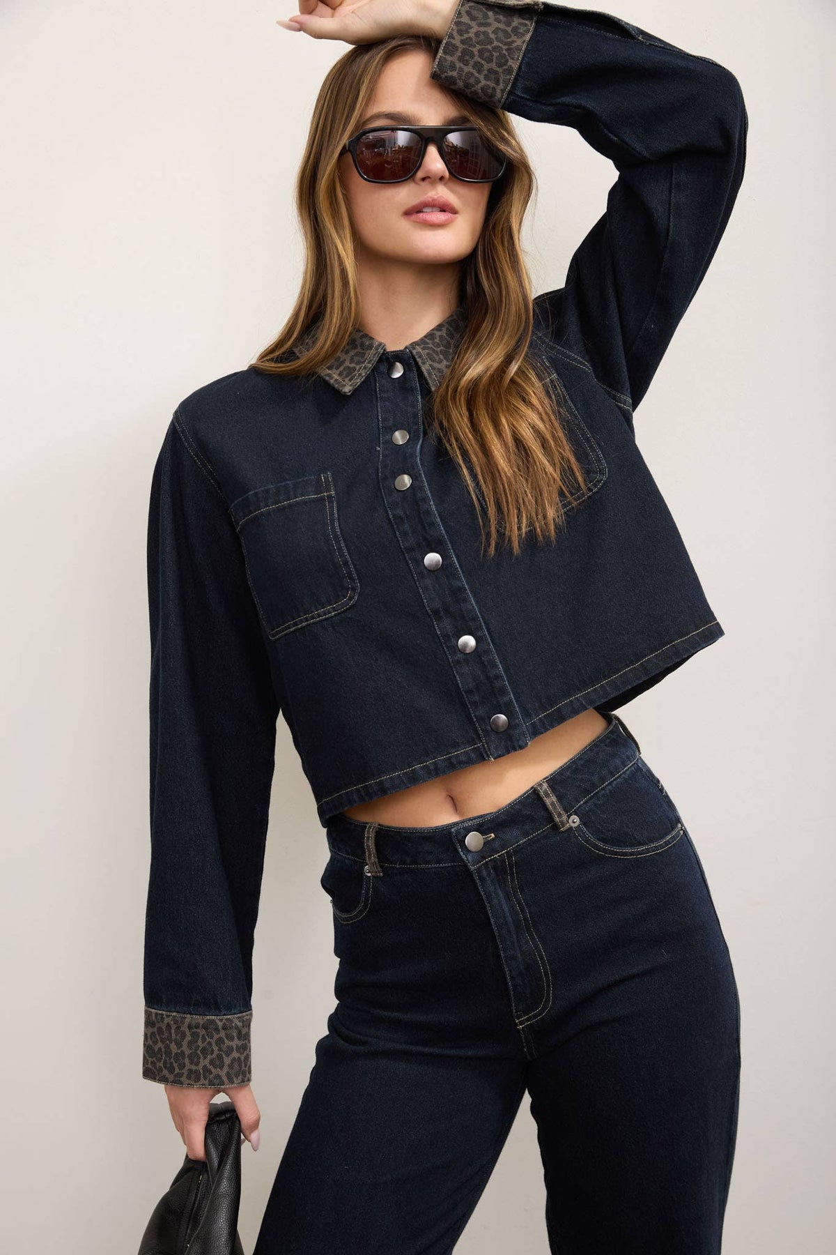 Back view of Autumn leopard collar denim shacket