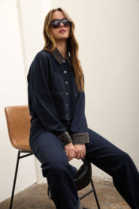 Model wearing Autumn leopard collar denim shacket