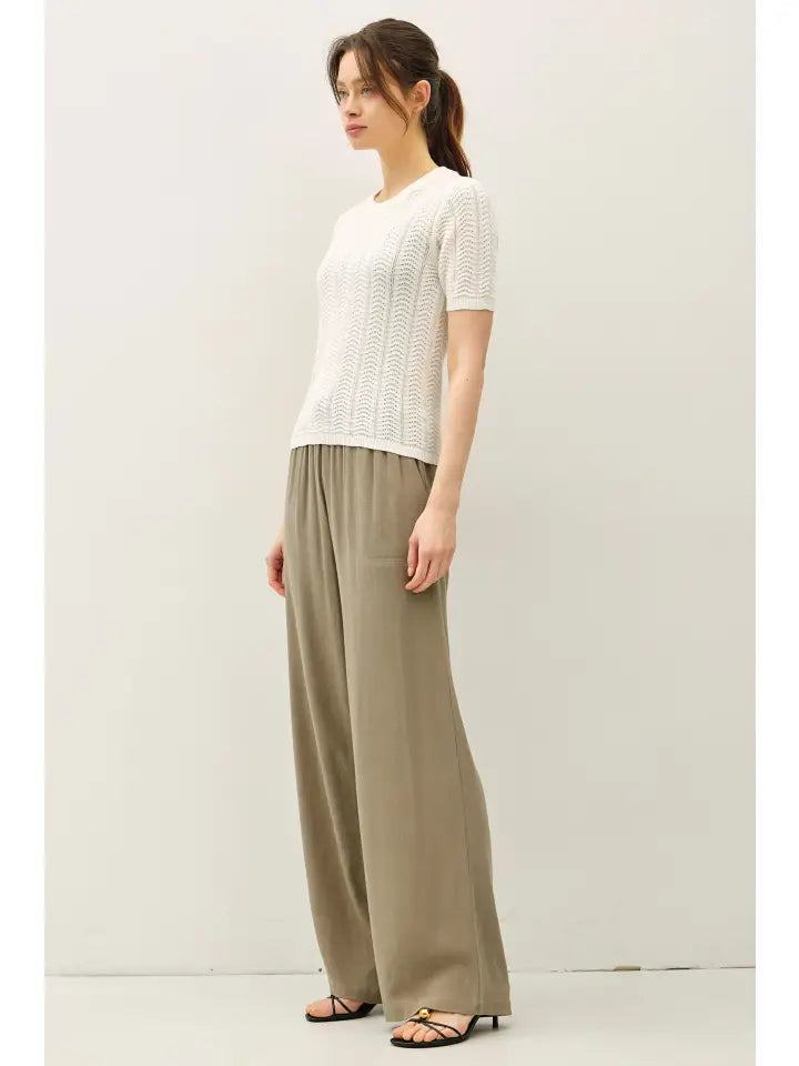 White short sleeve chevron knit sweater with ribbed cuffs and hem
